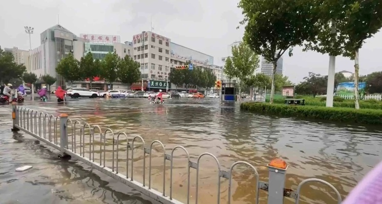 山东多地拉响暴雨预警，强降雨持续，需防城市内涝与地质灾害