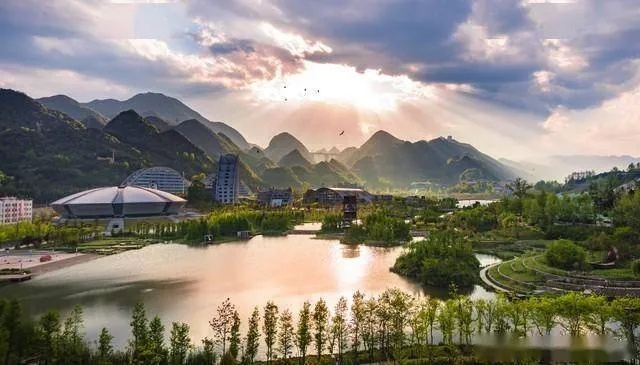 避暑胜地的夏秋变奏曲,六盘水7-9月天气全解析 避暑胜地的夏秋变奏曲,六盘水7-9月天气全解析